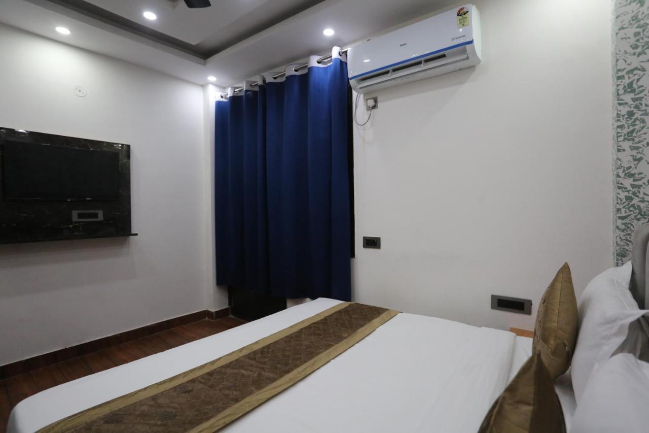 Twamev Couple Friendly Laxmi Nagar