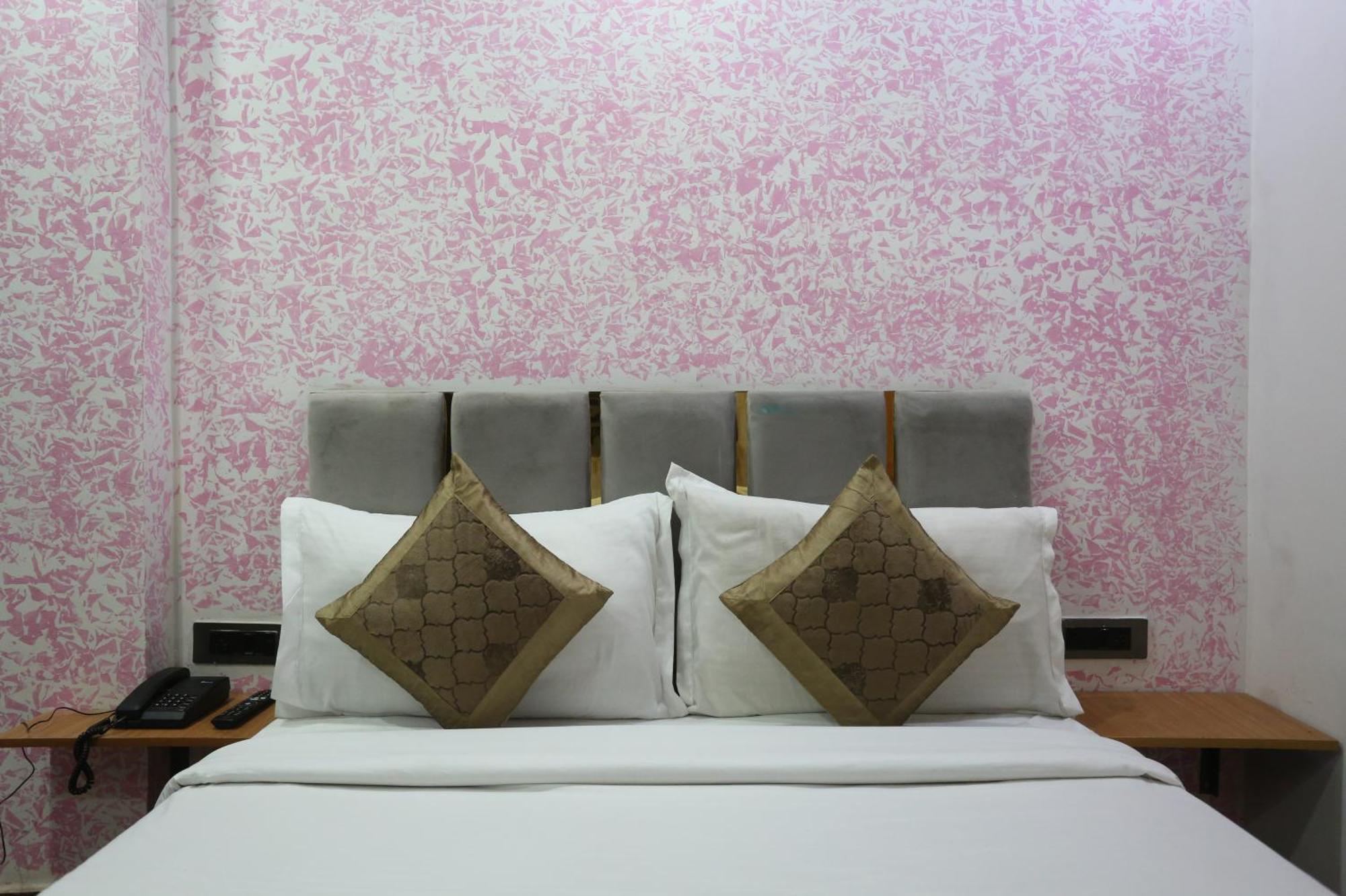 Hotel Twamev Couple Friendly Laxmi Nagar 3*