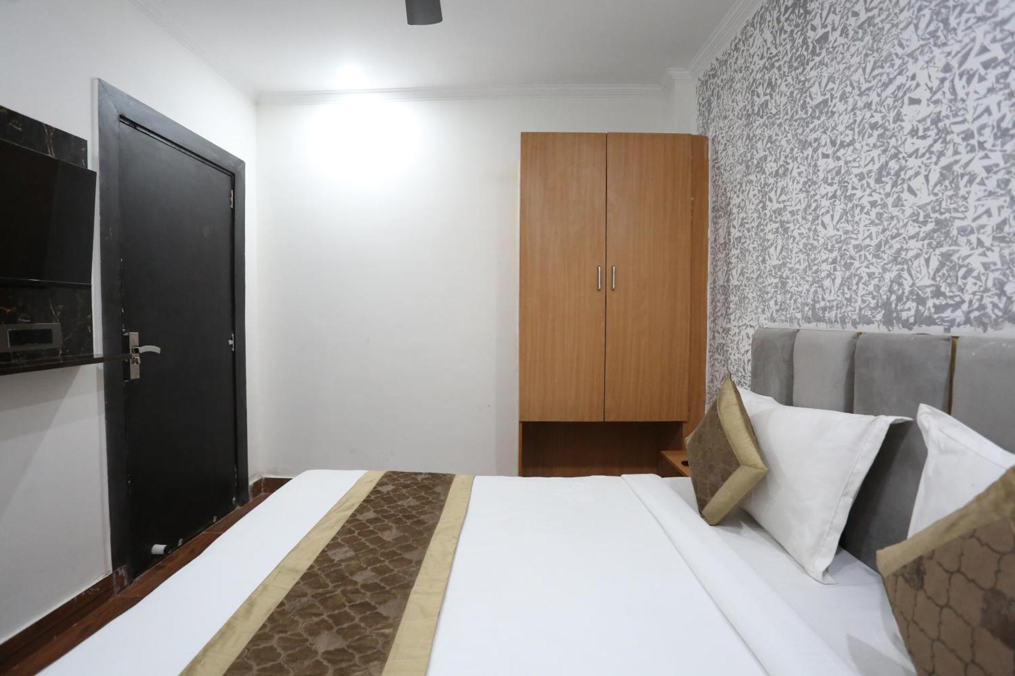 Hotel Twamev Couple Friendly Laxmi Nagar New Delhi