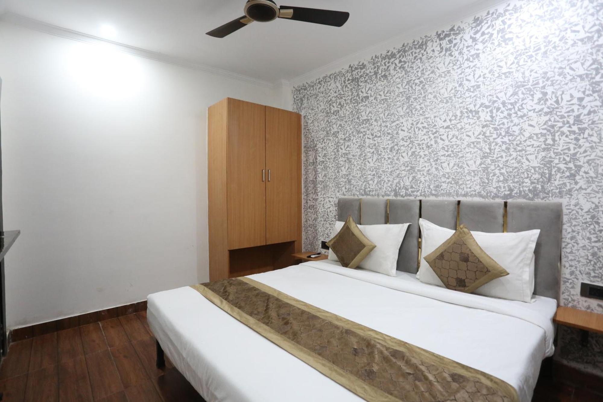 Hotel Twamev Couple Friendly Laxmi Nagar 3*